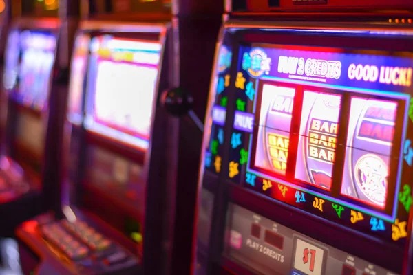 Tata letak meja Roulette Prancis dengan berbagai pilihan taruhan